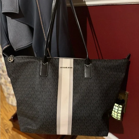 MICHAEL KORS TRAVEL LARGE TOP ZIP TOTE - Picture 5 of 14